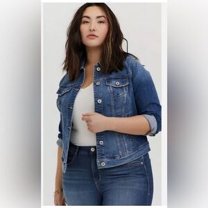 Torrid denim trucker jacket size 4X medium wash casual plus size spring coat